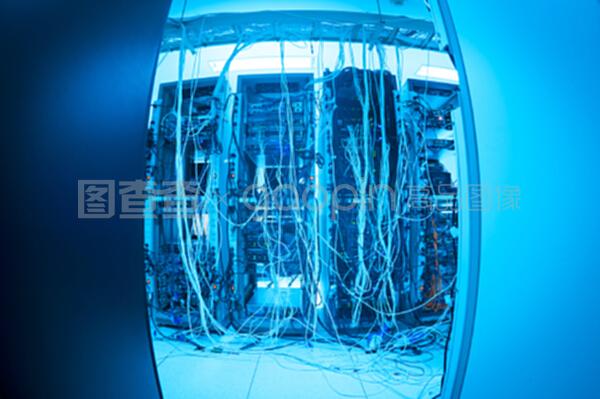 網(wǎng)絡(luò)服務(wù)器與云計(jì)算裝備 技術(shù)革新與現(xiàn)代算力基石